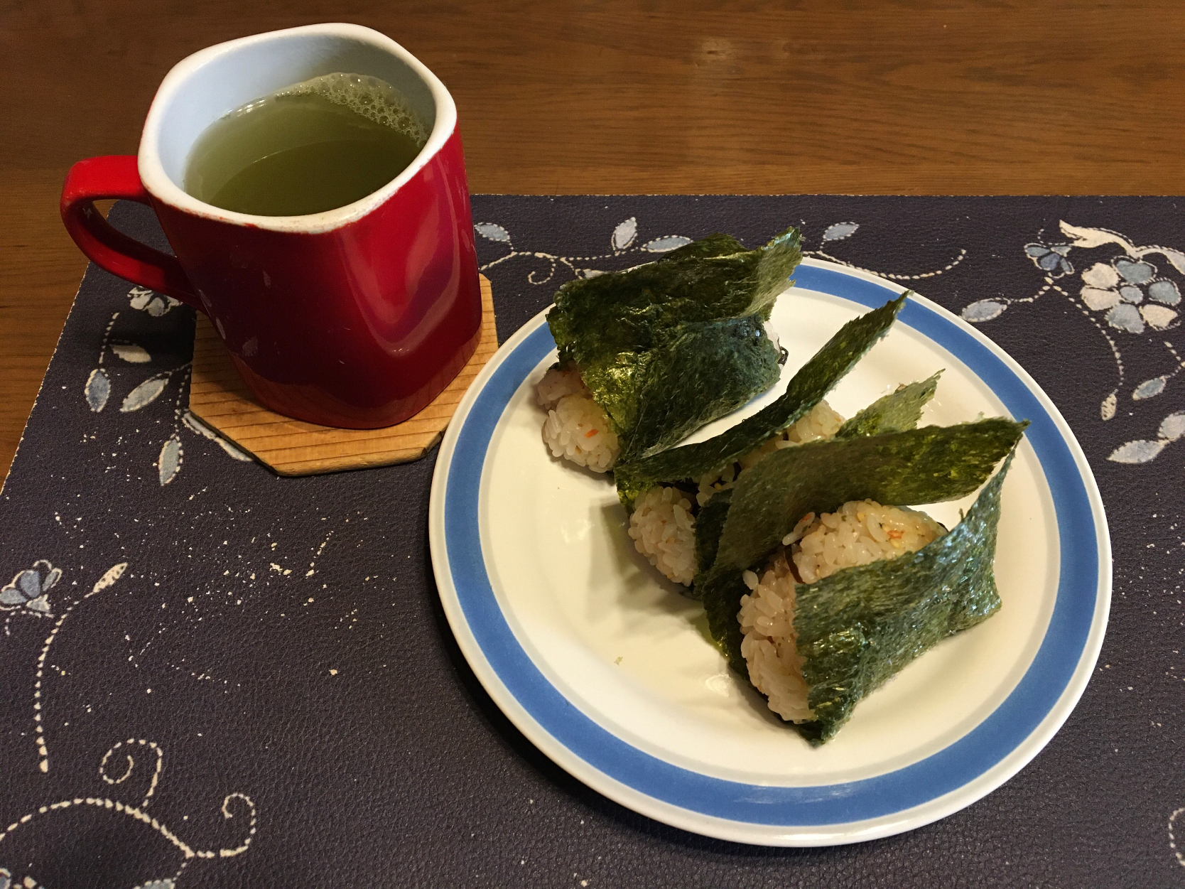 鮭ふりかけと塩昆布の混ぜご飯おにぎり、熱い日本茶(朝ご飯)
