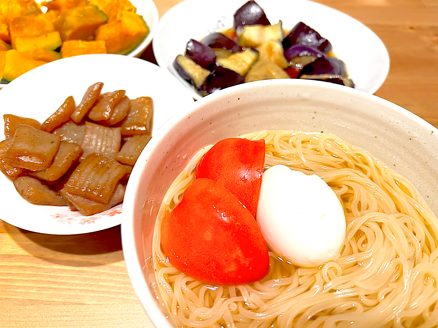 トマトと半熟卵で冷麺風素麺