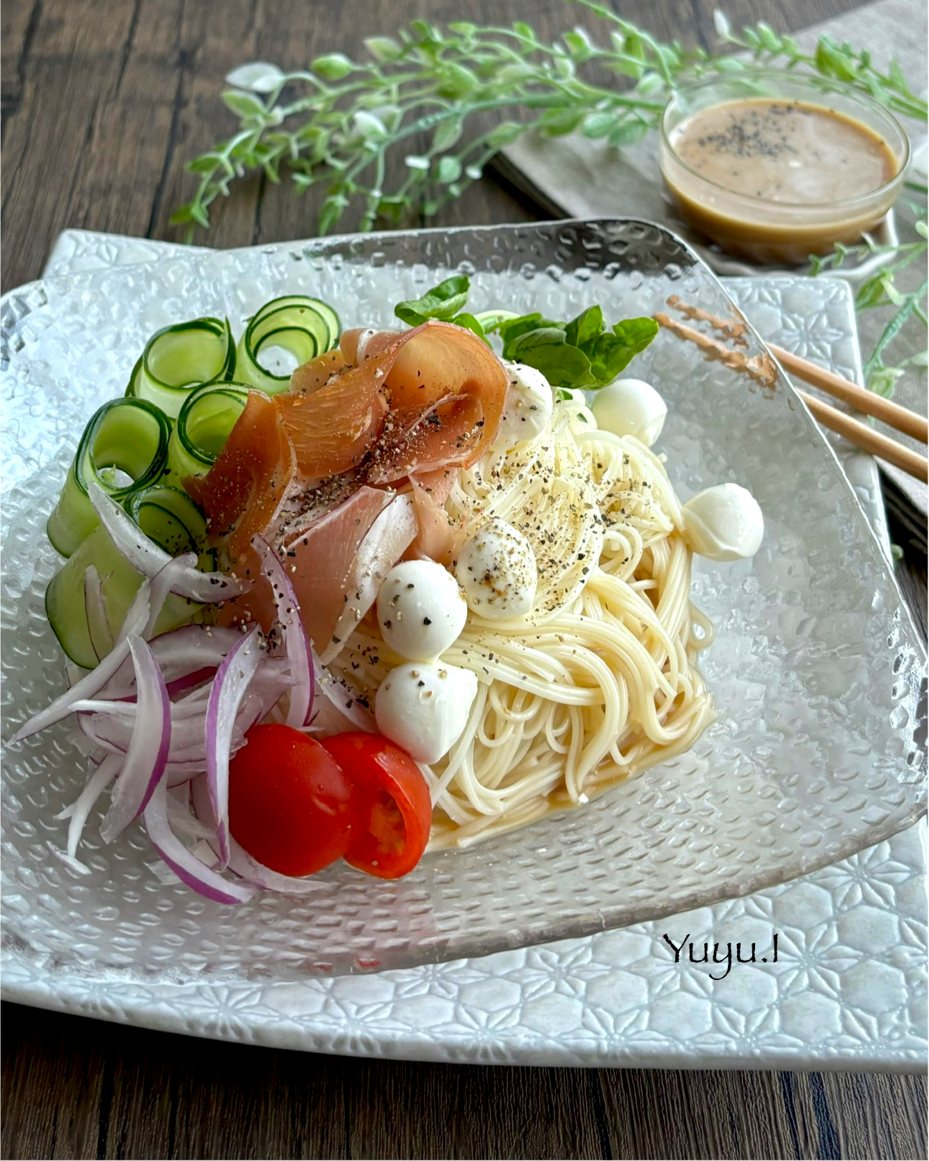 生ハムとモッツァレラの黒胡椒クリームつゆそうめん