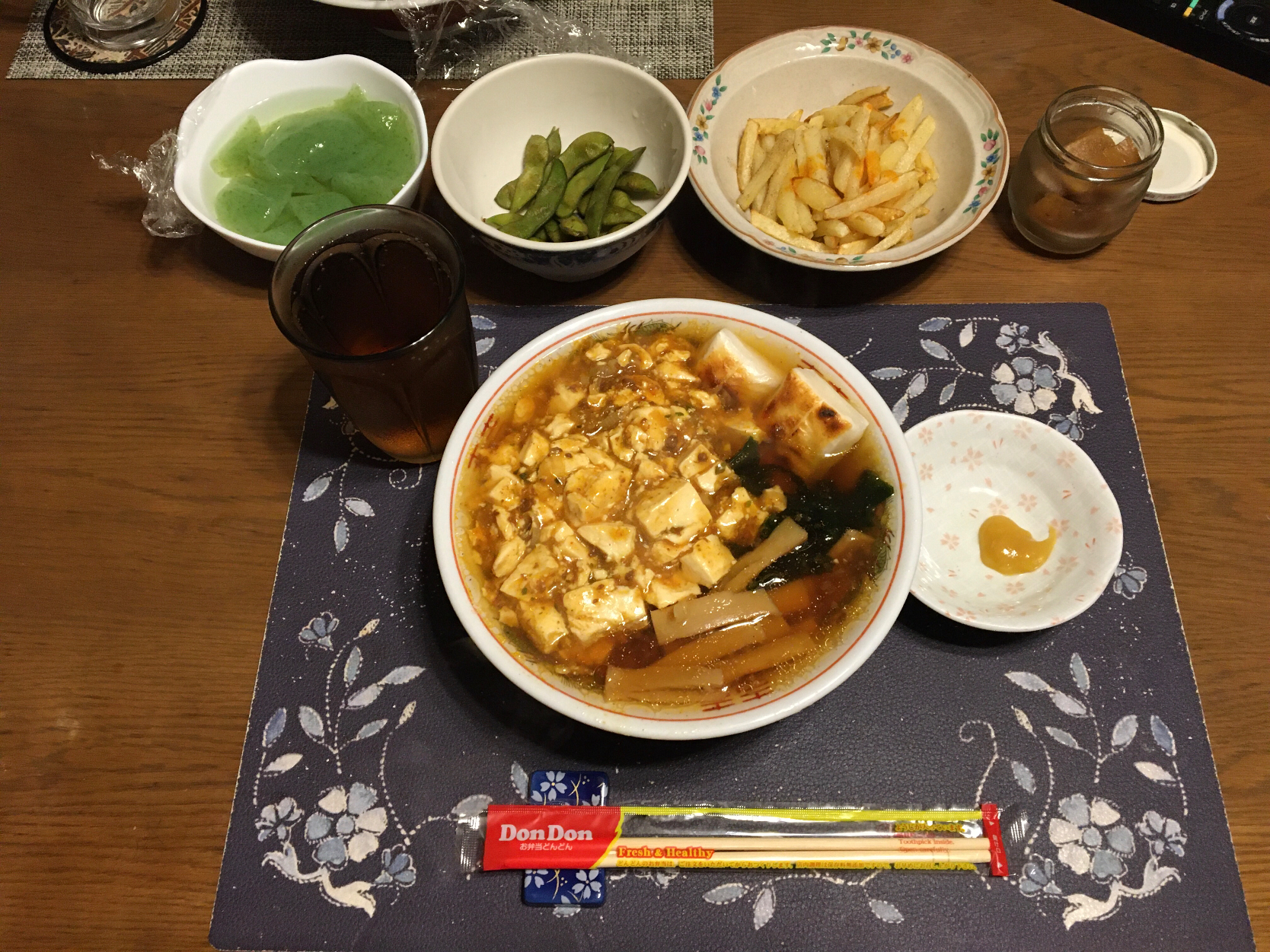 麻婆豆腐ラーメン、フライドポテト、刺身こんにゃく、塩茹で枝豆、沢庵、麦茶(夕飯)