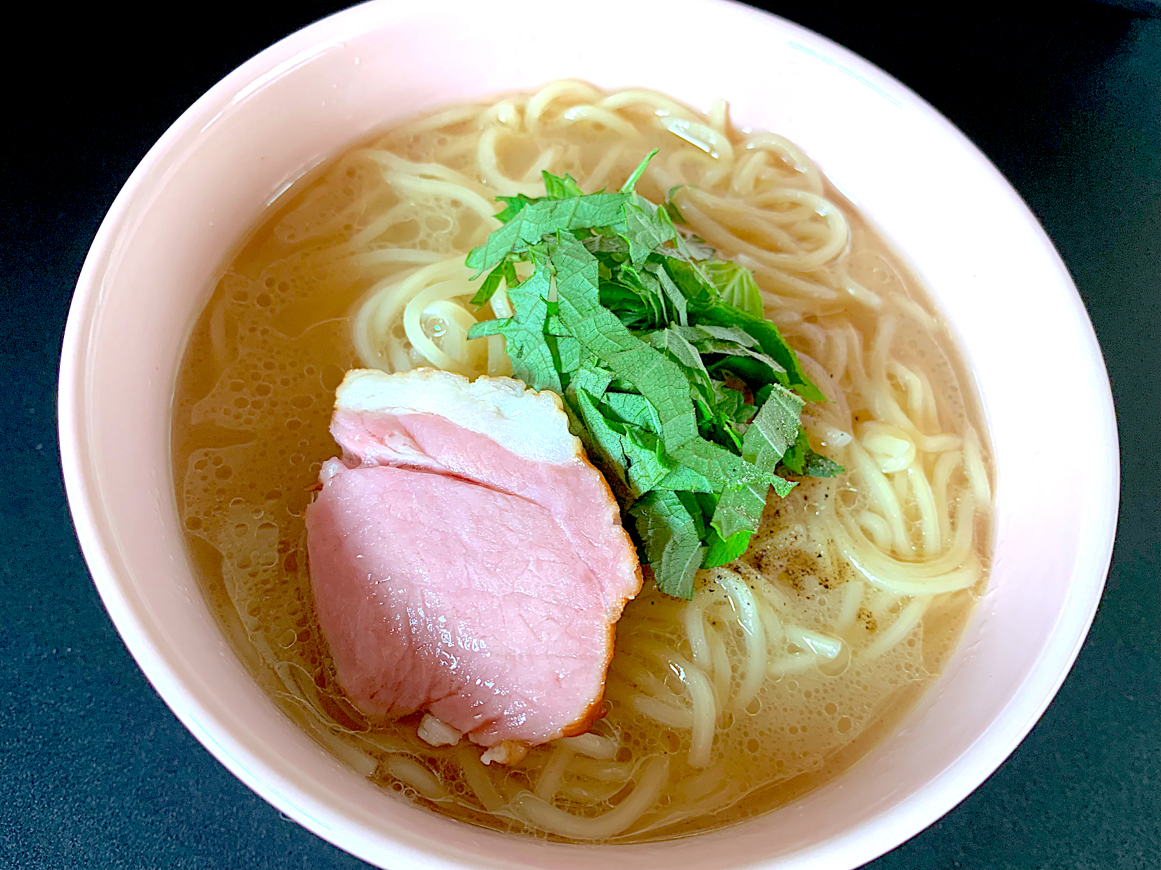 モモハムと大葉のとんこつ魚介ラーメン