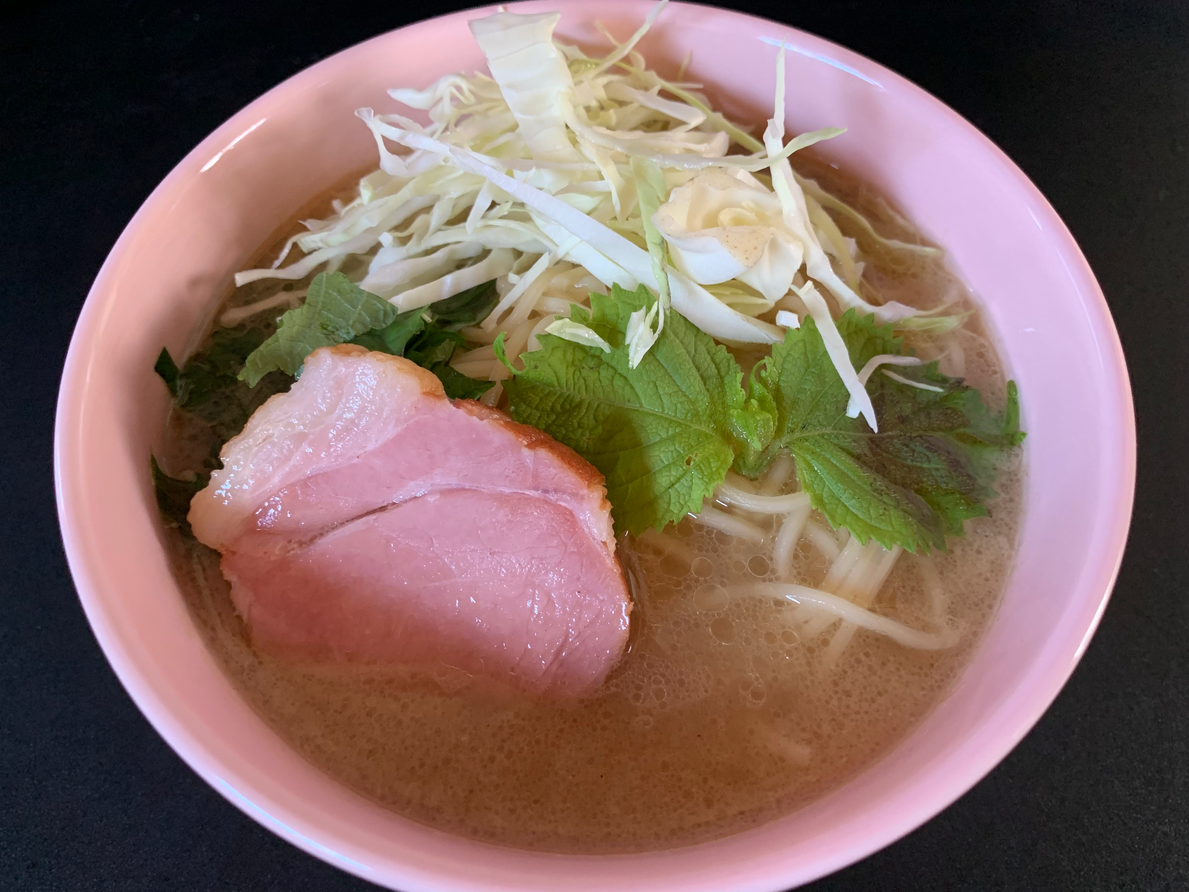 海鳴さんのラーメン　モモハムと大葉とキャベツをのせて