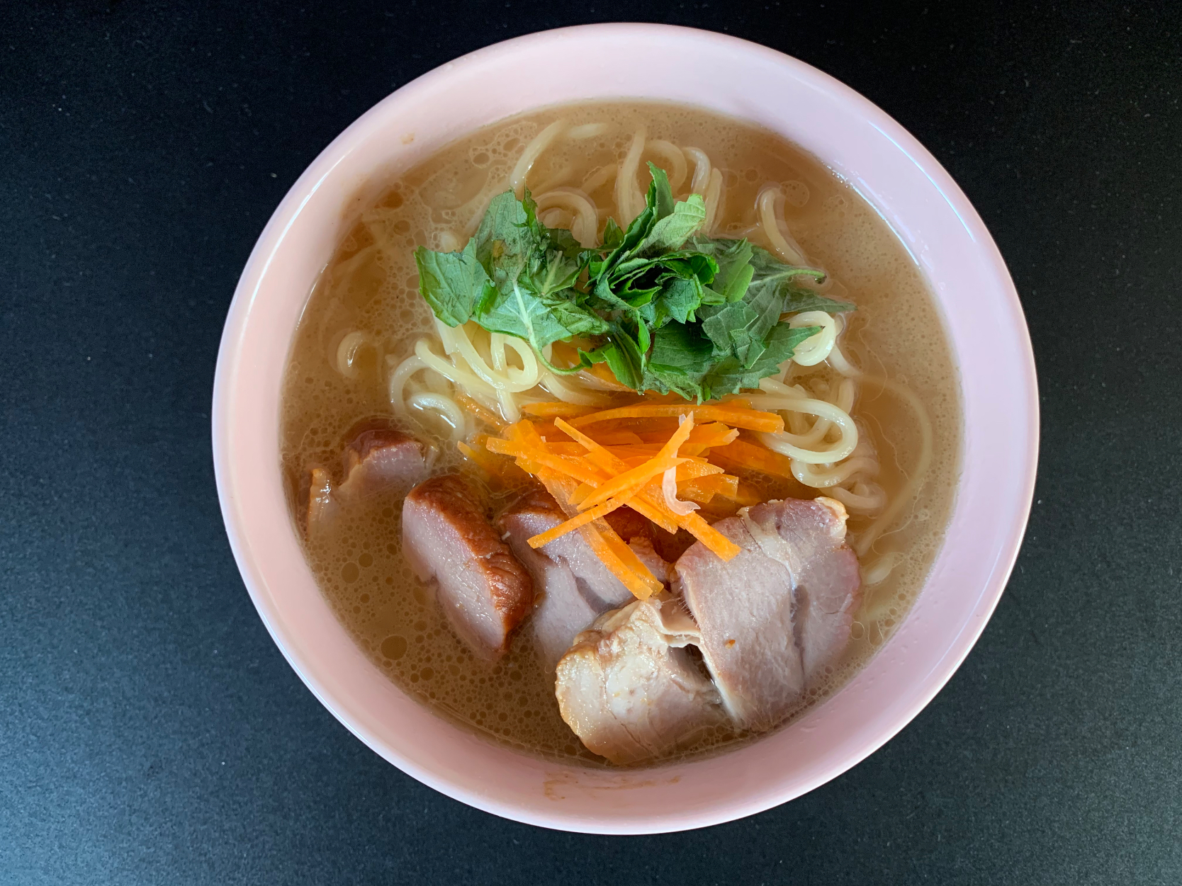 海鳴さんのラーメン
焼き豚と大葉、にんじんをのせて