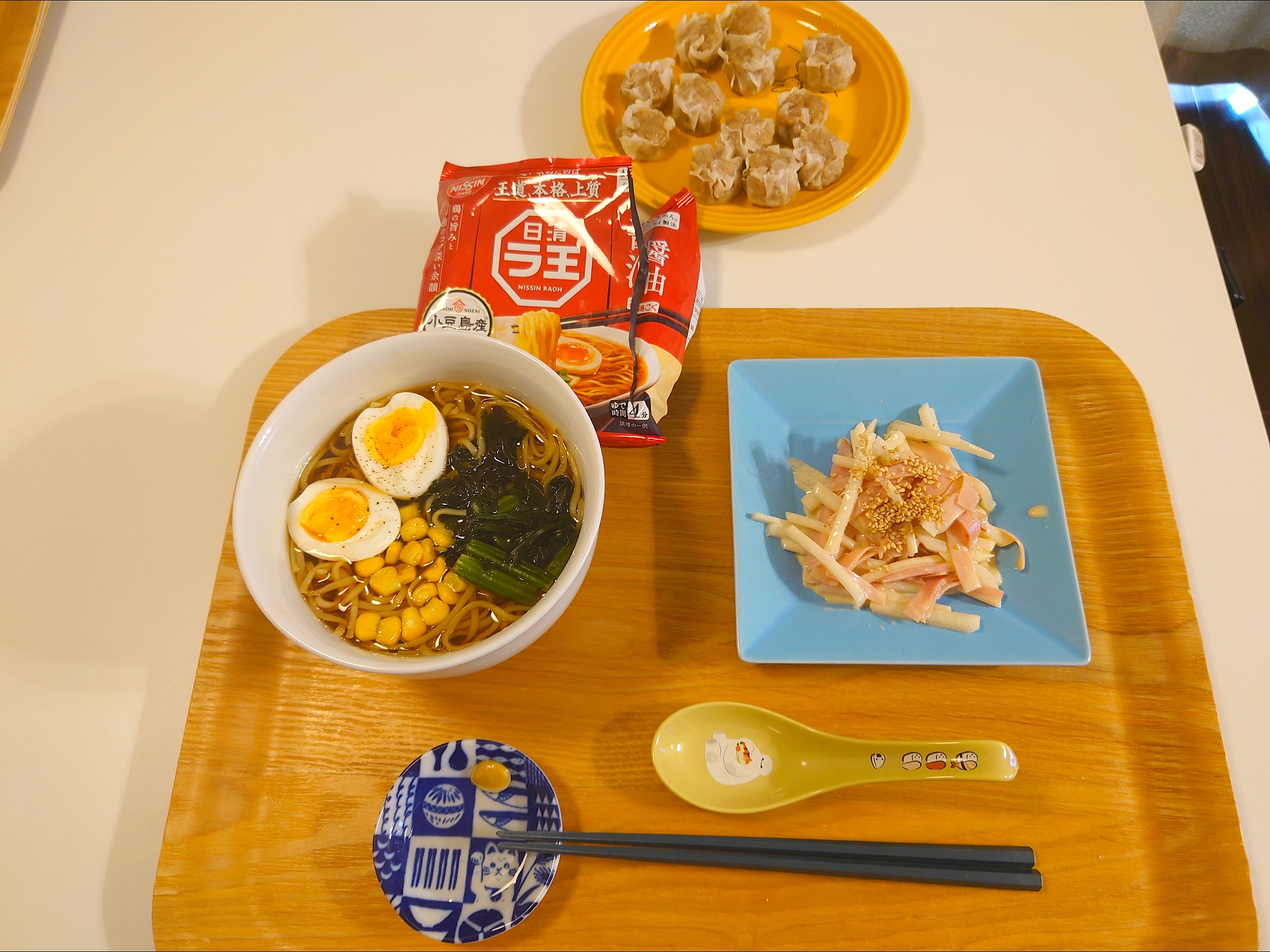 今日の昼食　ラ王、大根サラダ、焼売