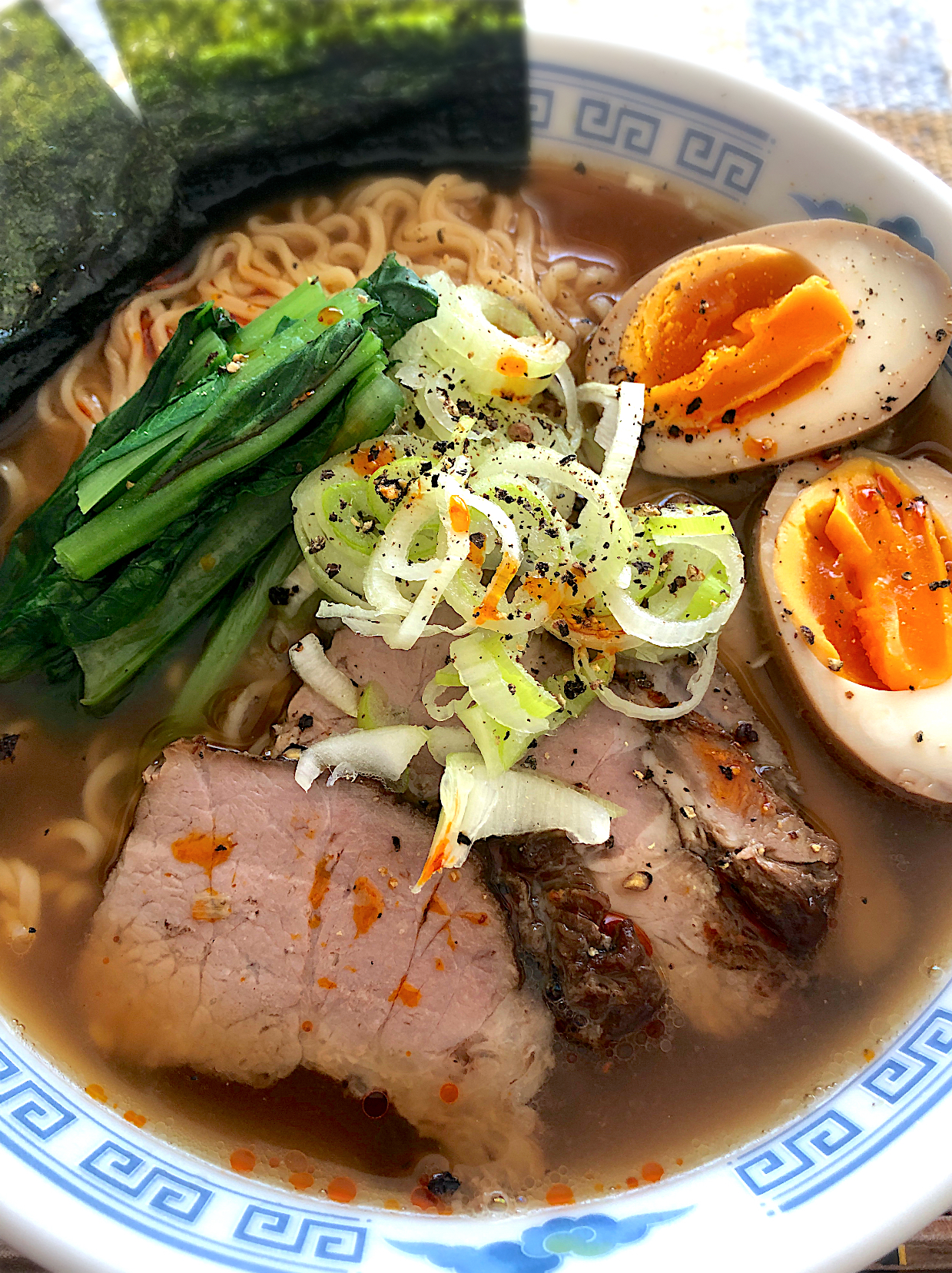 サッポロ一番醤油味‼️手作りエスニック煮豚と麻薬たまごを乗せて