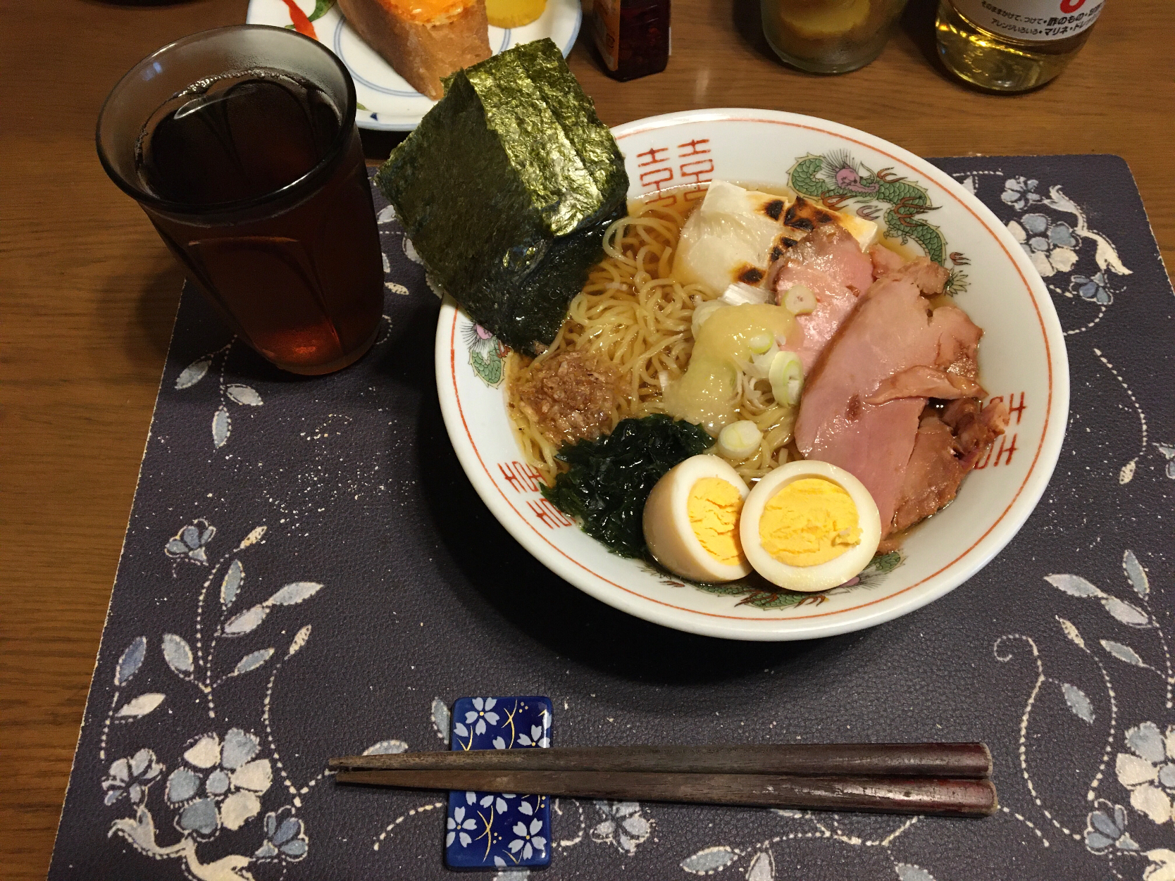 特製ラーメン、烏龍茶(昼飯)