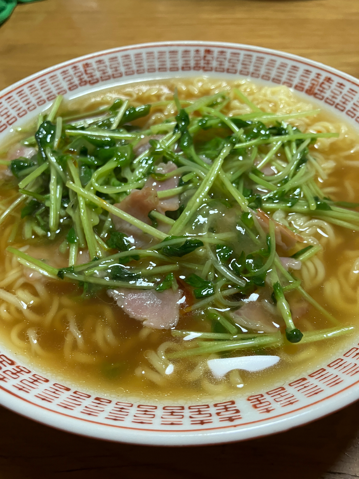 豆苗とベーコンでチャチャっとラーメン