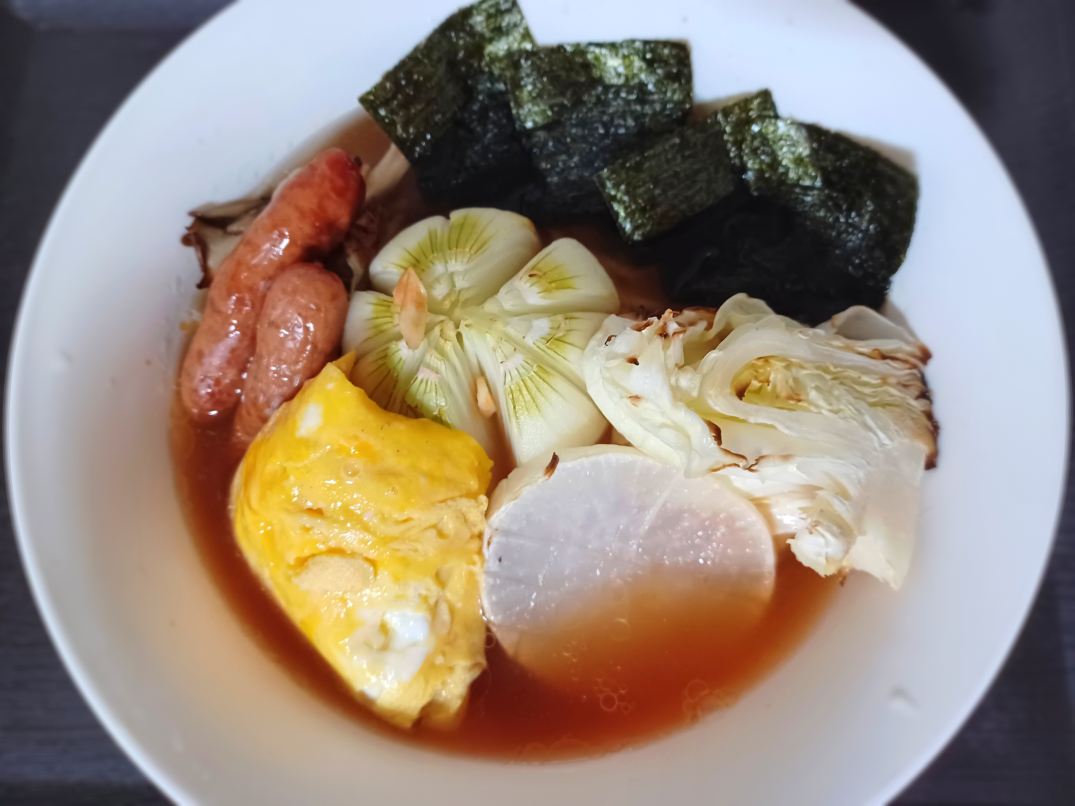 ニンニクたっぷり😆💕グリルで焼き野菜のトマトラーメン🍜🍥🎵