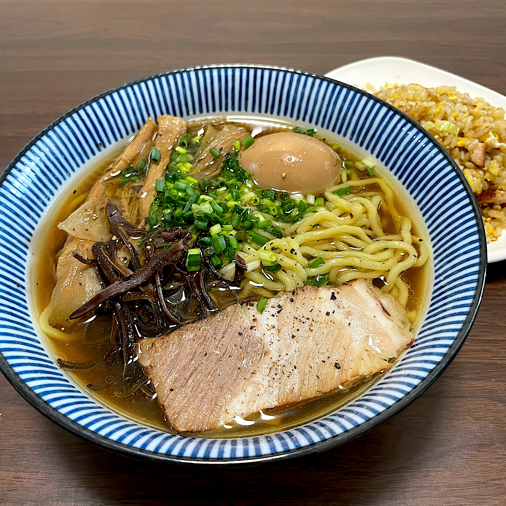 濃厚アゴだし醤油ラーメン