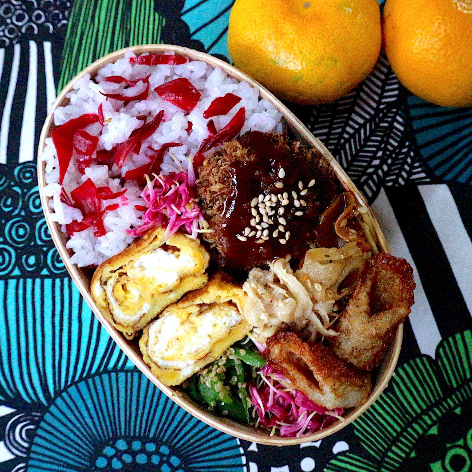 ローゼルの塩漬けごはん弁当　菊花は秋の味