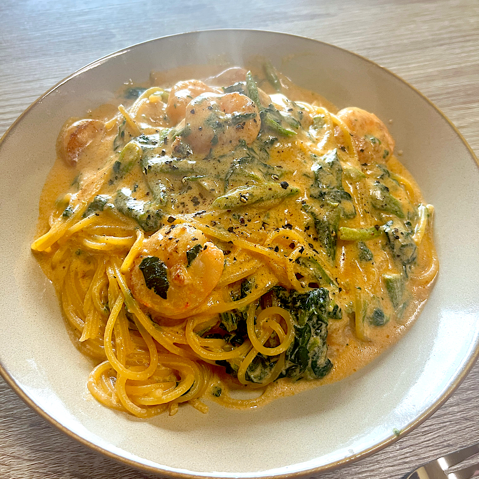 海老とほうれん草のトマトクリームパスタ