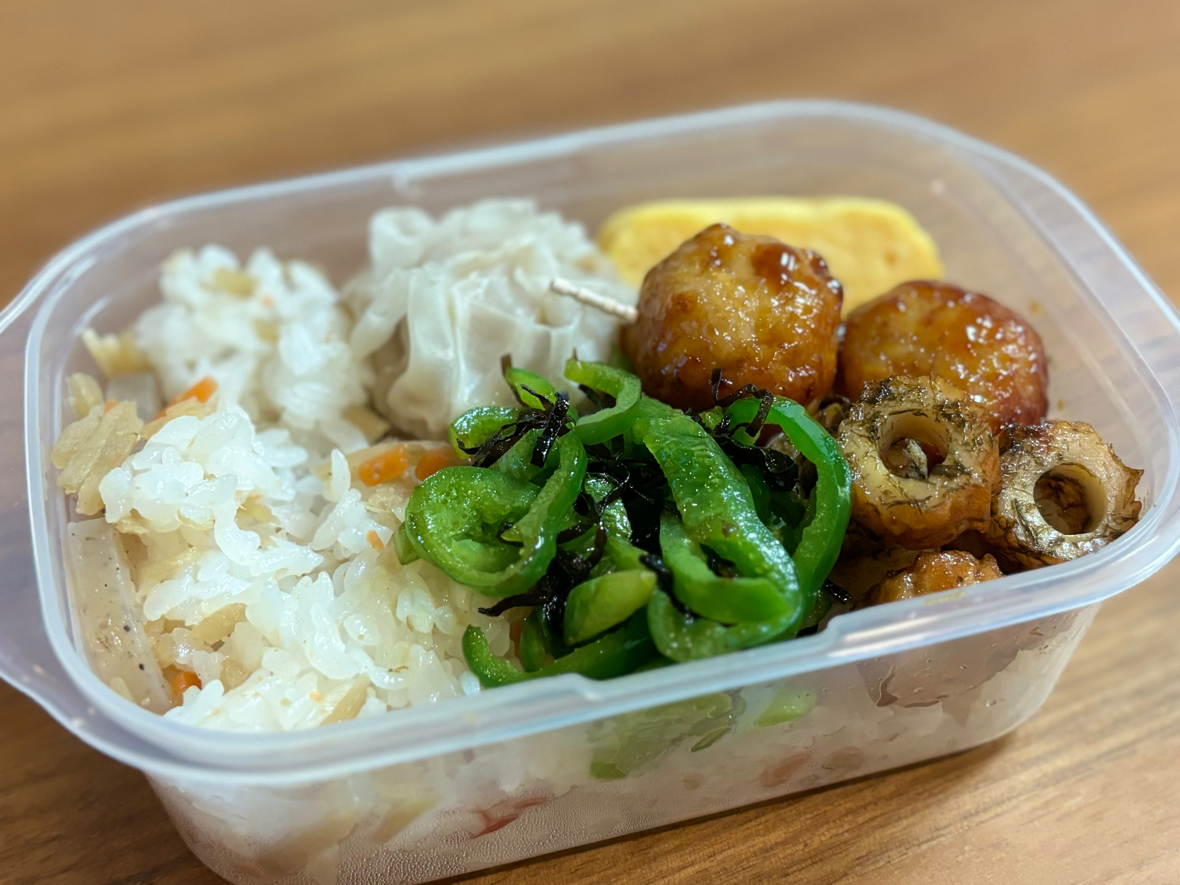 きんぴらの混ぜごはんと鶏つくねのお弁当