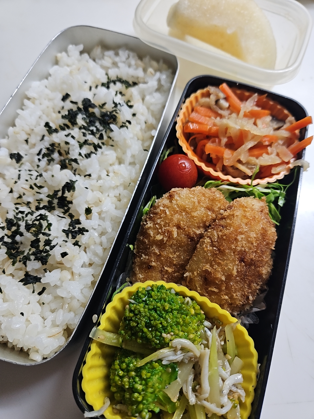 ☆高校生弁当☆もち麦入り若芽ごはん、切干大根、キャベツ、コロッケ、ブロッコリーとシラスナムル、梨