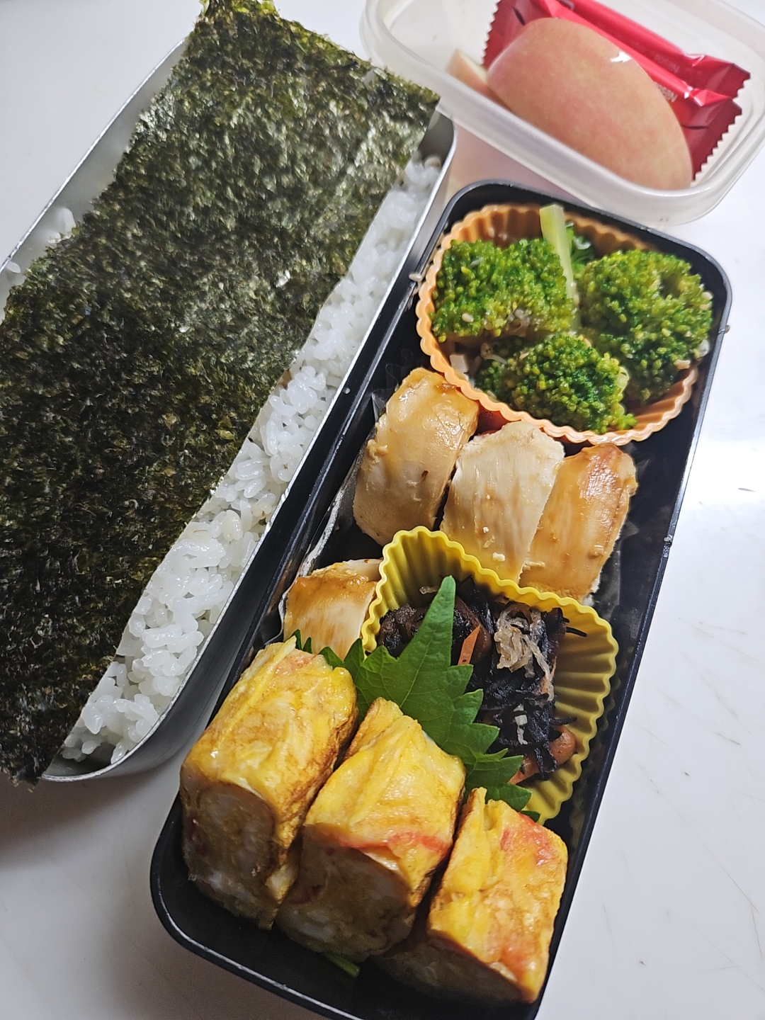 ☆高校生弁当☆もち麦入り2段海苔オカカごはん、ブロッコリーシラスナムル、チーズとシソ梅巻き、ひじき煮物、カニカマ卵焼き、りんご、キットカット