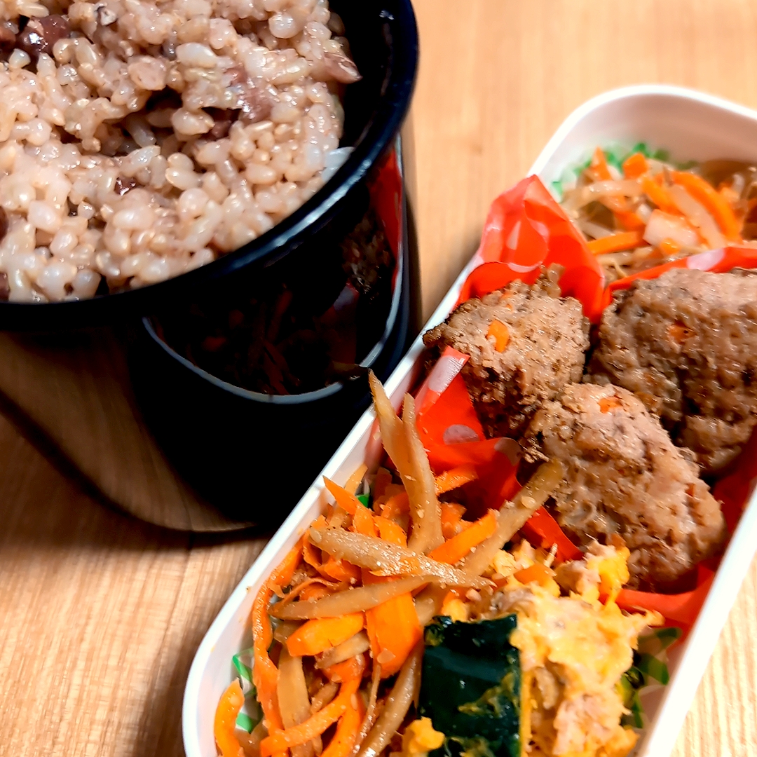 息子弁当／豚ミンチでお野菜色々ミートローフ〜カレー風味〜／きんぴらゴボー／もやしのナムル／ツナとカボチャのサラダ⁽⁠⁽⁠ଘ⁠(⁠ ⁠ˊ⁠ᵕ⁠ˋ⁠ ⁠)⁠ଓ⁠⁾⁠⁾／小豆とお芋入り発芽玄米ご飯と白ご飯＋🍙