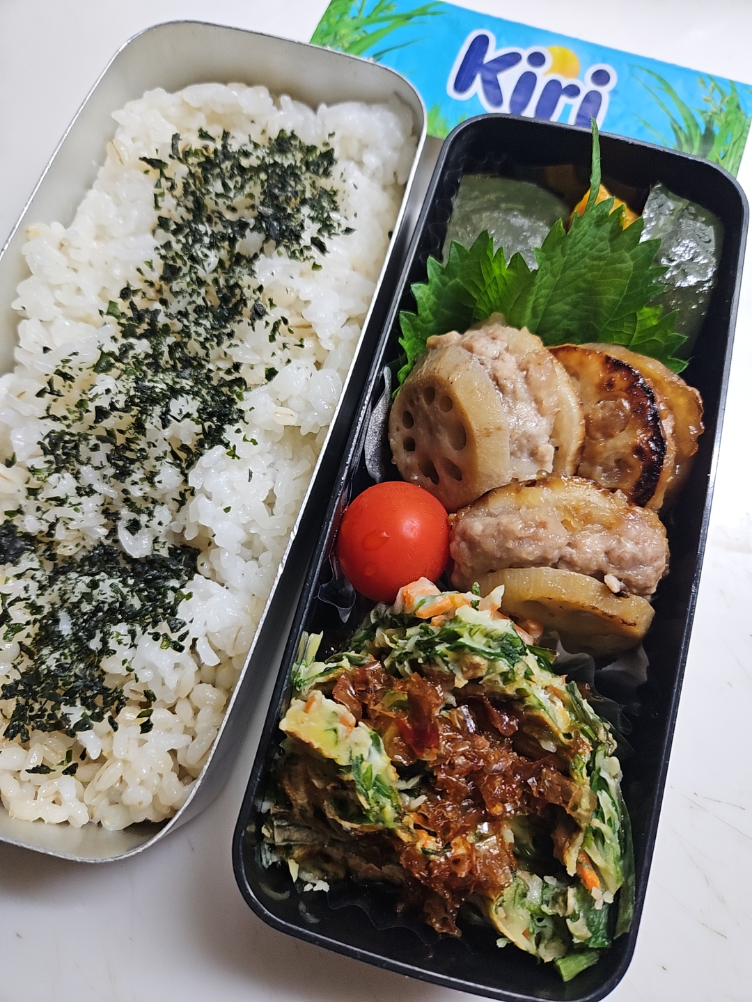 ☆高校生弁当☆もち麦入り若芽ごはん、南瓜煮物、蓮根挟み焼き、チヂミ、ミニトマト、キリスティック