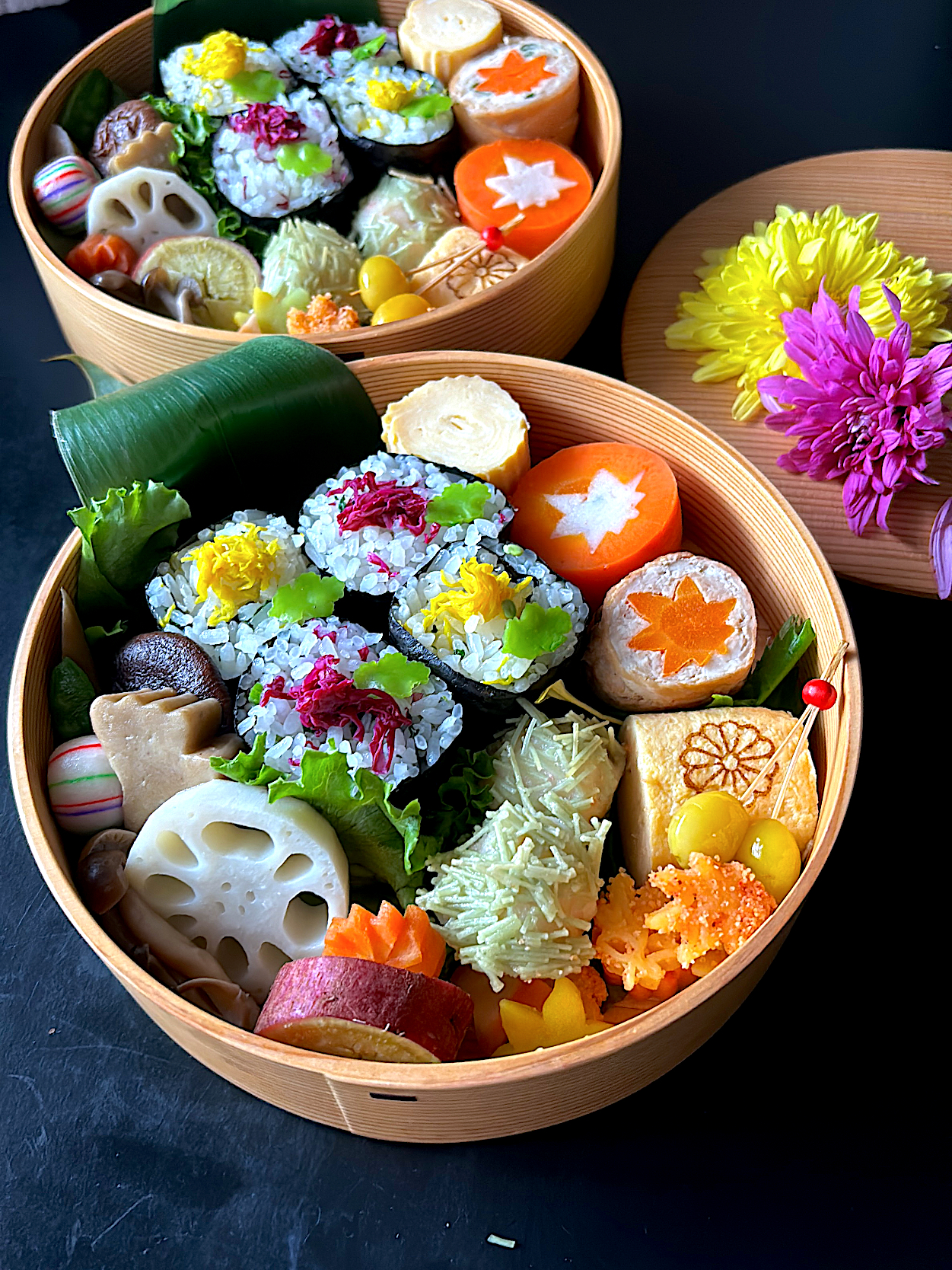 ふたりの秋のお弁当 ~菊花巻きおにぎり🍱