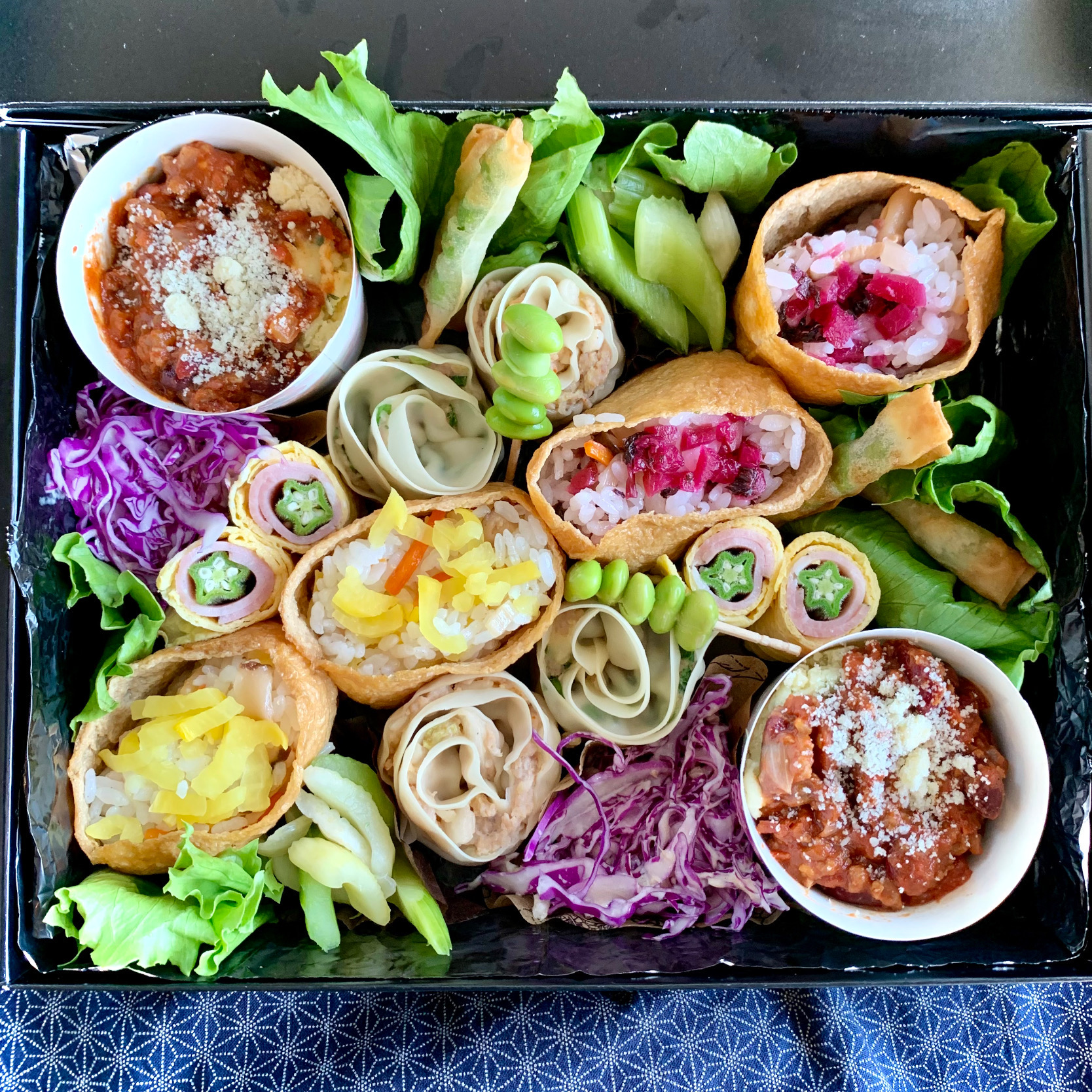 お稲荷さんとチリコンカン弁当