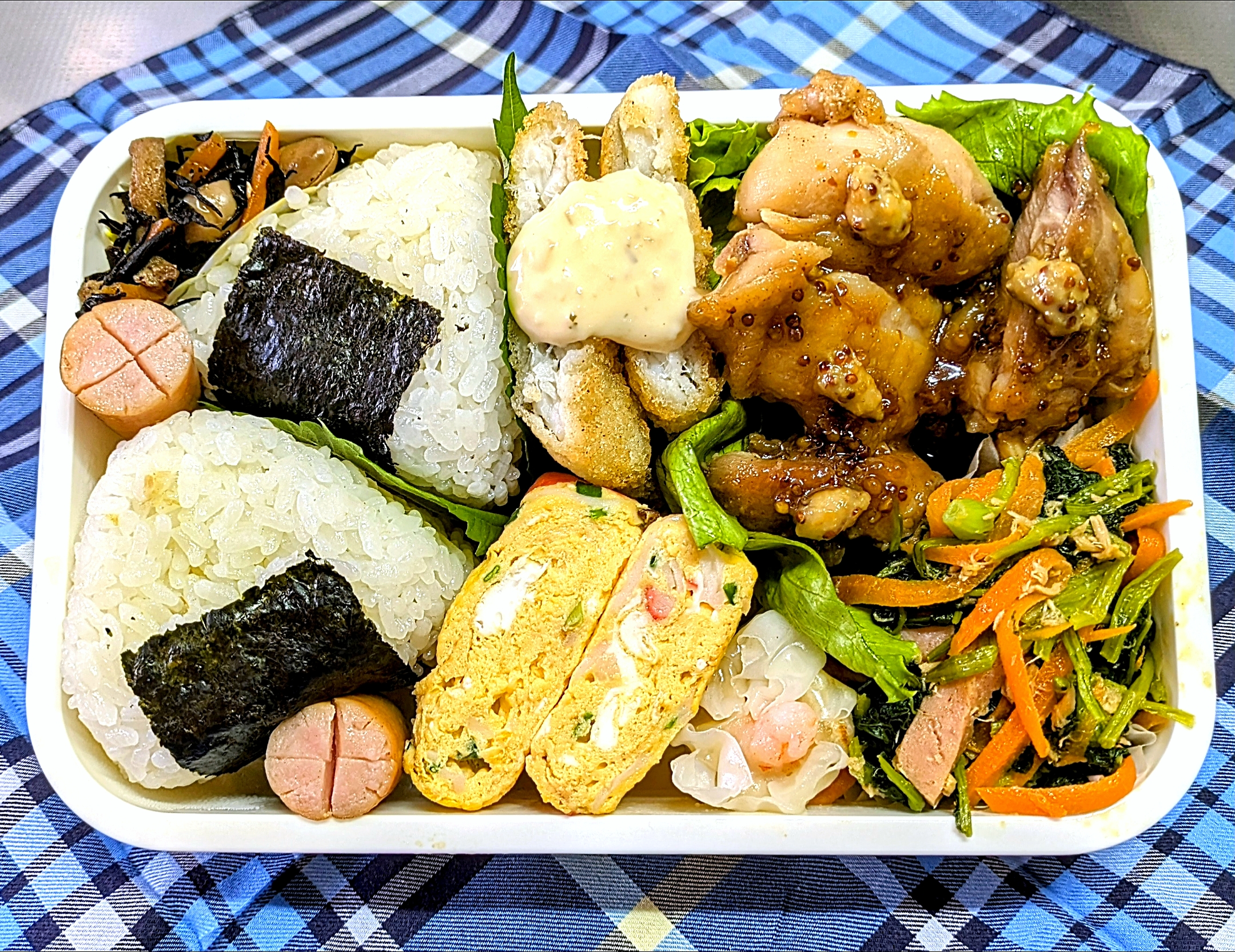 本日の日替わり弁当

①おにぎり（ツナカレーマヨ）
②ハニーマスタードチキン
③白身魚フライ
④厚焼きたまご（かにかま・青ネギ）
⑤海老焼売
⑥青菜炒め
⑦ぽきぽきウィンナー
⑧ひじき煮