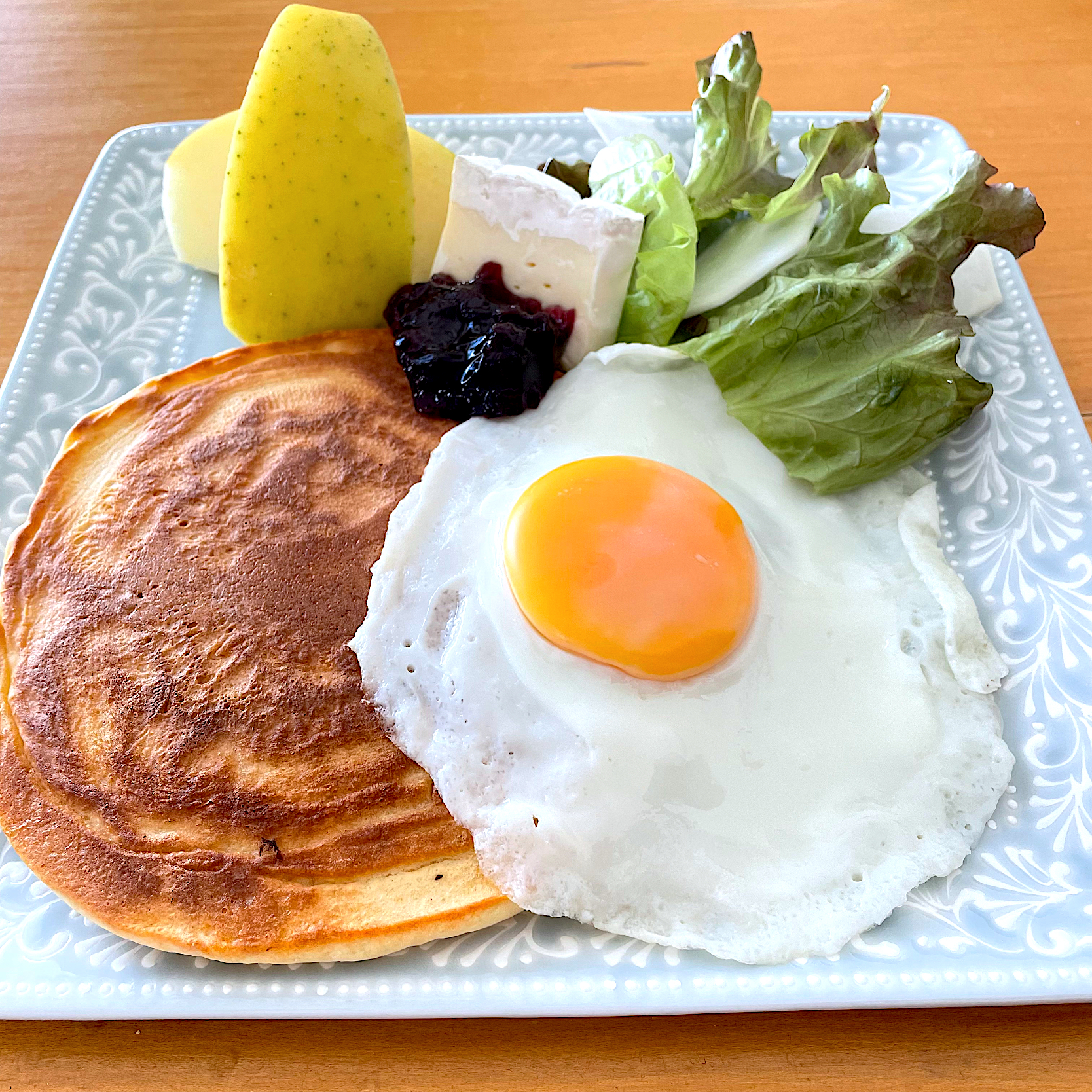 朝食プレート🥞🧀🍎