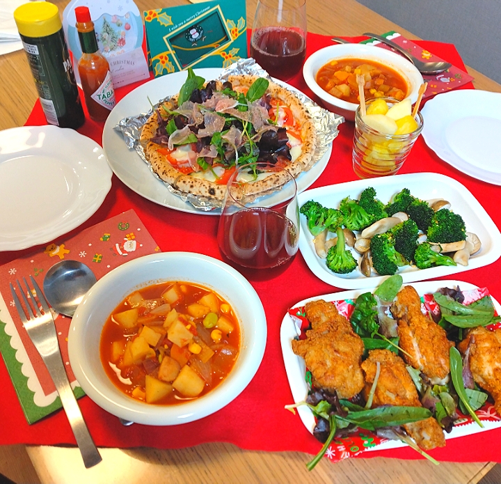 コンビニの冷凍ピザを土台に生ハムピザ　手羽元🐔カレー粉で味付け　ブロッコリーときのこのオイル炒め　野菜沢山ミネストローネ　カットフルーツ