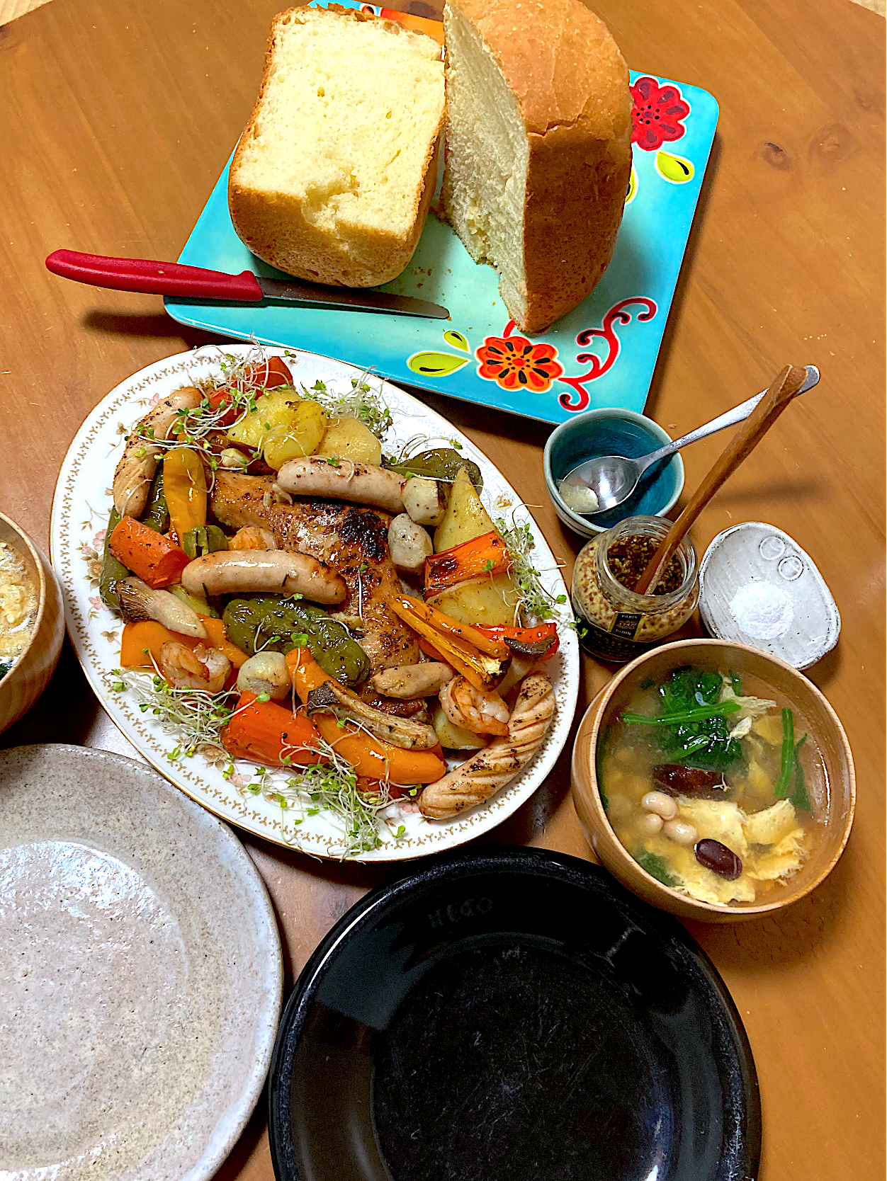 骨付きチキンのぎゅうぎゅう焼き盛り付けて〜年1しか焼かないハイカロリーなディニッシュブレッド🍞と食べました🧡