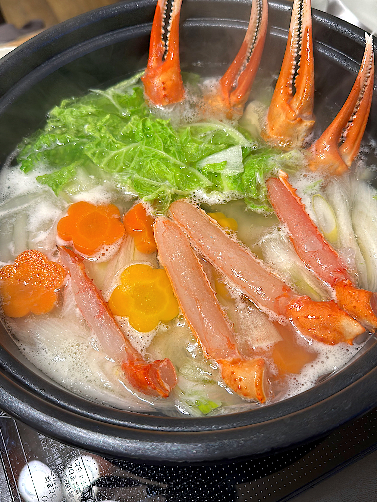 これぞ贅沢！無言で食べる幸せのカニ鍋💕