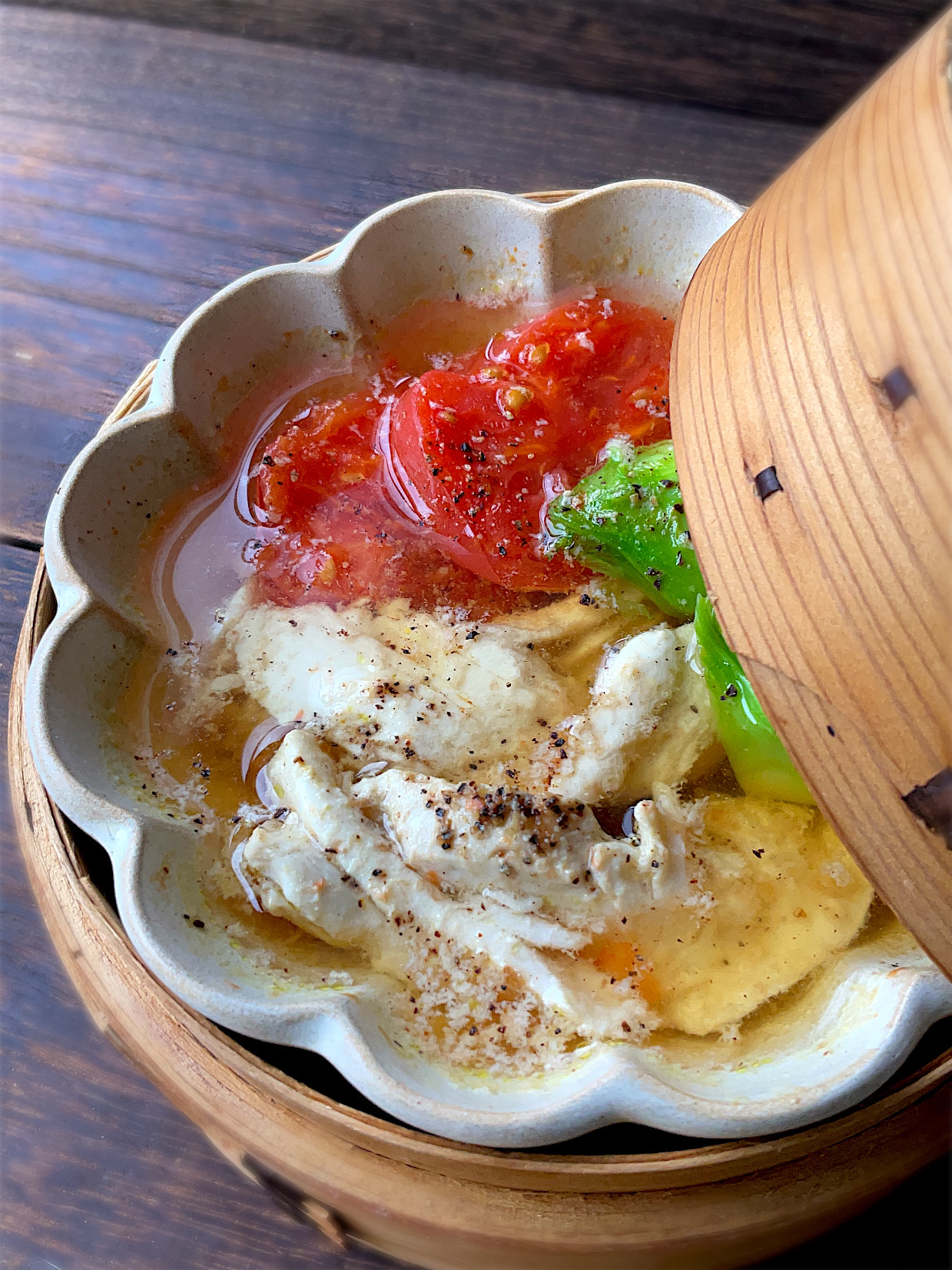 釣り魚🎣ビンチョウマグロのコンソメトマト蒸しスープ♨️