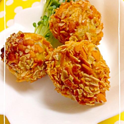 カリカリ食感がクセになる♡柿の種が料理のアクセントにピッタリ♪
