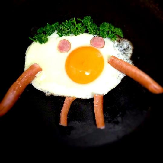 キャラ弁だけじゃない！じわじわ来てる目玉焼きアート